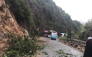 Lai Châu: Mưa lớn gây sạt lở, ách tắc cục bộ trên tuyến Quốc lộ 4D