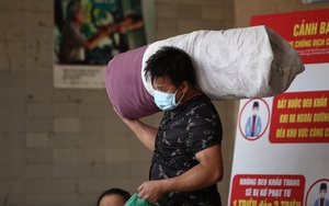 Hàng nghìn tiểu thương chợ Đồng Xuân khẩn trương niêm phong ki ốt sau Công điện của Chủ tịch Hà Nội