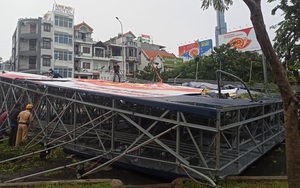 TP.HCM: Biển quảng cáo nặng hàng chục tấn bị gió quật ngã trong cơn mưa