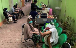 Không đủ ICU, bác sĩ Indonesia gặp nhiều khó khăn trong việc điều trị Covid-19