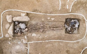 Phát hiện 'kinh hoàng' hài cốt người 1500 năm tuổi cao 1.8m ở tư thế quỳ trong quan tài