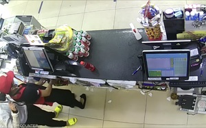 Nữ nhân viên cửa hàng tiện lợi ở TP.HCM bị kẻ cướp táo tợn kề dao vào cổ