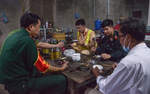 Người Hà Nội nhường nhà, tiếp tế cơm nước cho lực lượng làm nhiệm vụ phòng chống dịch Covid-19