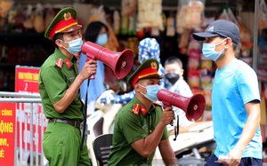 Hà Nội: Các khu chợ dân sinh đông người, công an phát loa ngăn tụ tập