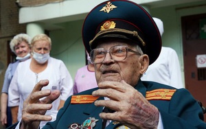 Cựu binh Nga 102 tuổi nguy kịch vì Covid-19 chiến thắng căn bệnh để tái sinh