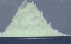 Video: Cảnh tượng khủng khiếp vụ thử nghiệm hạt nhân của Mỹ, tạo núi nước cao hơn 700m