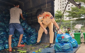 TP.HCM: Cảnh sát giao thông làm việc xuyên đêm, quyên góp, giao nhu yếu phẩm tận tay người dân