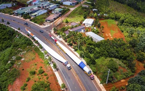 Choáng ngợp với dàn xe siêu trường, siêu trọng chở thiết bị điện gió lên Tây Nguyên