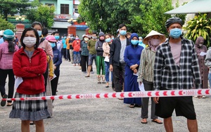 Đà Nẵng: "Không để tình trạng lợi dụng đi tiêm vaccine làm việc khác"