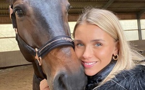 Cô vợ nóng bỏng của tiền vệ Marco Reus chuẩn bị tham gia giải đua ngựa