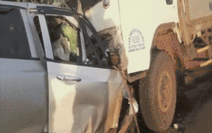 Clip nóng: Xe ô tô con tông trực diện xe tải khiến 3 người tử vong