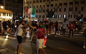 Hàng nghìn CĐV Italia cuồng nhiệt náo loạn ở Rome sau chiến thắng 2-1 của đội nhà trước ĐT Bỉ