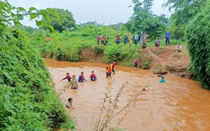 Gia Lai: Gần 100 người lùng sục trên đoạn suối dài 20km tìm kiếm cháu bé 4 tuổi bị nước cuốn trôi 