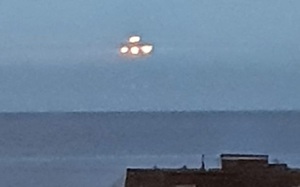 Phát hiện UFO 'hình tam giác' bay lơ lửng trên bờ biển ở Anh