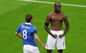 Video: Pha ăn mừng có 1-0-2 của Balotelli trong trận Italia gặp Đức Euro 2012