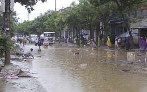 Mưa lớn khiến nhiều tuyến đường tại thành phố Lào Cai ngập trong biển nước