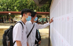 Sơn La: Các thí sinh vượt mưa đến làm thủ tục dự thi tốt nghiệp THPT