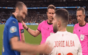 EURO 2020: Hành động &quot;đáng yêu&quot; của Chiellini và Alba trước loạt sút penalty cân não