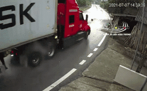 Video: Không làm chủ được tốc độ, xe container bị lật ngửa khi vào cua
