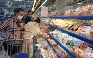TP.HCM: Hết cảnh chen chân đi chợ - siêu thị, rau củ, thịt cá đầy quầy, kệ