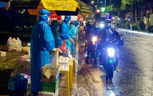Đắk Nông: Nhóm thiện nguyện dầm mưa trắng đêm tặng suất ăn cho người dân về từ tâm dịch