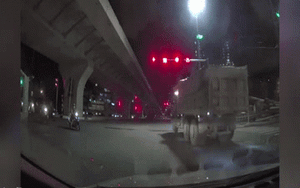Clip nóng: Bức xúc cảnh xe ben vượt đèn đỏ, văng chất thải tứ tung xuống đường phố Hà Nội