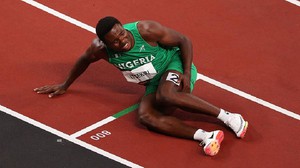 Olympic Tokyo 2020: VĐV Nigeria "rơi" HCĐ chạy 100m nam vì... "chuột rút"