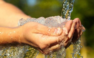 Khẩn trương xem xét giảm giá nước sạch sinh hoạt cho dân