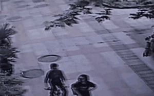 Clip nóng: Đạp xe đi cướp túi xách, nam thanh niên nhận ngay kết đắng