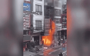 Video: Cửa hàng gas ở Sapa bốc cháy dữ dội, nhiều tiếng nổ lớn
