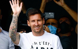 CLIP: Messi tươi tắn vẫy tay chào hàng nghìn CĐV tại sân bay Paris