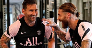 Messi tập buổi đầu tiên tại PSG: Ôm nhau thắm thiết với Sergio Ramos