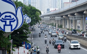Đường phố Hà Nội đông đúc trở lại dù vẫn đang thực hiện giãn cách xã hội