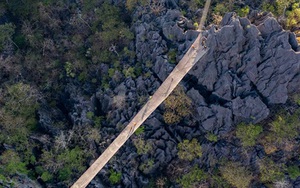 Ảnh: Cây cầu lưới cheo leo giữa không trung, xung quanh toàn vách núi đá