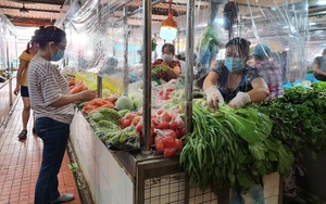 TP.HCM: Chợ đầu tiên ở quận Phú Nhuận mở lại, quây vách ngăn, bán rau củ theo combo