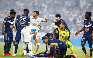  Tiền đạo ở Ligue 1 đột quỵ trên sân, thoát chết thần kỳ