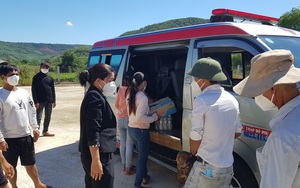 Phú Yên: Tặng quà, điều ô tô đưa 13 bà con làm thuê về Quảng Ngãi an toàn