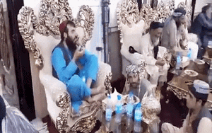 Clip: Quân lính Taliban ăn uống vui vẻ trong cung điện dát vàng của đối thủ 