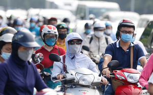 Hình ảnh giao thông ùn ứ kéo dài tại một ngã tư ở Hà Nội trong những ngày giãn cách xã hội