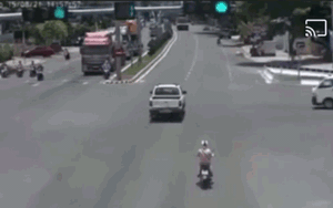 Clip nóng: Xe cứu thương tông mạnh xe bán tải rồi lật nghiêng giữa ngã tư ở Đà Nẵng