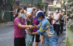 Tình người ở siêu thị 0 đồng đặc biệt giữa đại dịch Covid-19 của hai nữ công nhân môi trường Hà Nội