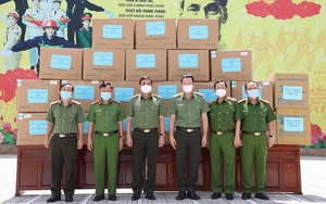 Trong tâm dịch, Công an TP.HCM trao tặng trang thiết bị y tế cho Công an tỉnh Đồng Nai