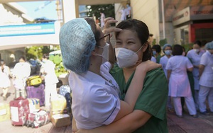 Xúc động ngày chia tay của 122 y bác sĩ bệnh viện Phụ sản Trung ương vào miền Nam chống dịch