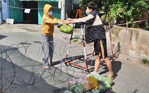 Dịch Covid-19 ở TP.HCM: Lấp lánh tình người trong khu phong tỏa (Bài 1)