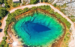 Choáng ngợp vẻ đẹp siêu thực của hồ nước được mệnh danh "Con mắt của Trái Đất"