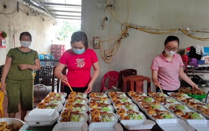 Hà Nội: Hội Nông dân tặng gà ngon, nấu các suất ăn tiếp sức chốt phòng dịch Covid-19