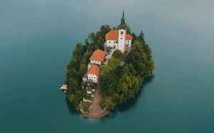 Nhà thờ cổ gần 900 năm tuổi nằm giữa hồ nước lớn cực đẹp tại Slovenia 