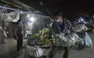 Chợ đầu mối phía Nam Hà Nội mở cửa trở lại: Tiểu thương tất bật dọn hàng trong đêm, xe tải nối đuôi vào chợ