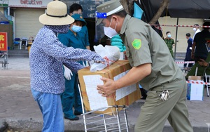 Hà Nội: Cư dân tòa HH4C chung cư Linh Đàm được tiếp tế hàng tấn thực phẩm