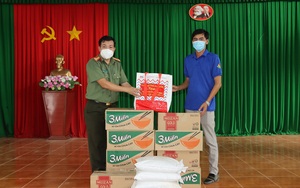Công an An Giang tặng 15 tấn lương thực cho người dân khó khăn tỉnh Trà Vinh